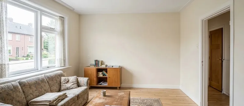 Strak geschilderd interieur in een woonhuis